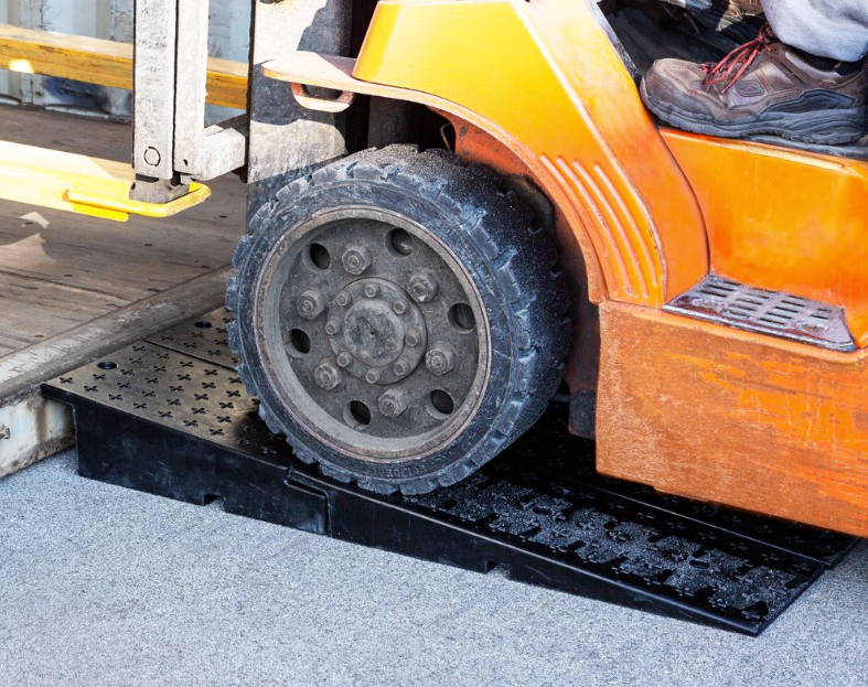 Rubber Full-Width Wedge Shipping Container Ramp | 49" x 44"